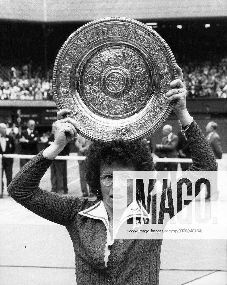 London, England, U.K. - BILLIE JEAN KING (USA) wins Wimbledon Title for the sixth time, she beat Evonne Cawley (AUS), it was her last singles match at Wimbledon. London United Kingdom - ZUMAk09 July 4 1975 London England U K Billie Jean King USA Wins Wimbledon Title for The sixth Time She Beat Evonne Cawley out IT what her Load Singles Match AT Wimbledon London United Kingdom ZUMAk09 July 4 1975 London England U K BILLIE JEAN KING USA wins Wimbledon Title for the sixth tim imago 61881855