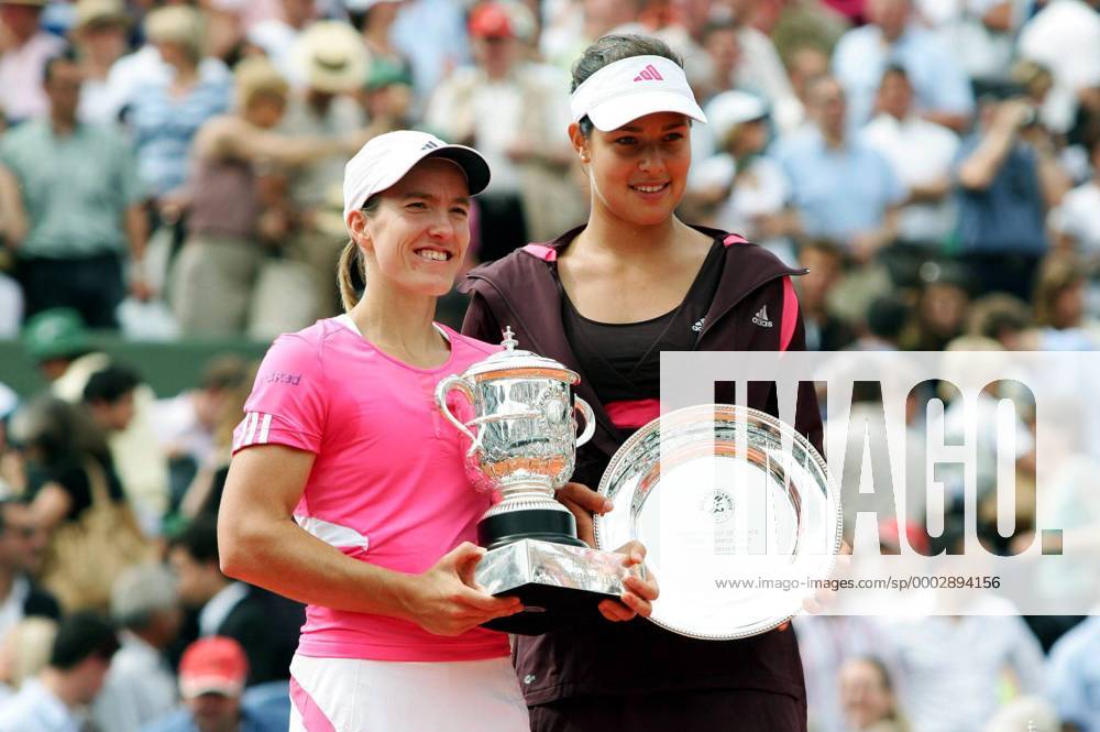 Siegerin Justine Henin (Belgien, li.) und Finalistin Ana Ivanovic (Serbien) präsentieren ihre Trophäen der French Open 2007 - (pan20670) Tennis Damen French Open 2007, Grand Slam, WTA Tour, Finale, Endspiel Gruppe Roland Garros Paris Glück, Freude, Tennis Damen French Open 2007, Grand Slam, WTA Tour, Finale, Endspiel Gruppe Roland Garros Paris Glück, Freude,