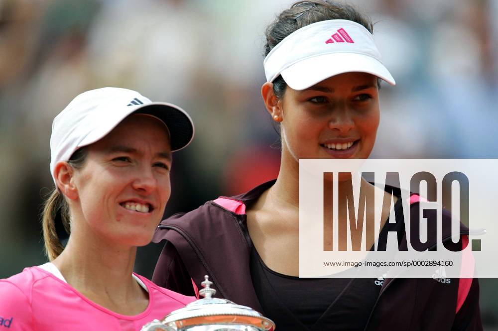 Siegerin Justine Henin (Belgien, li.) und Finalistin Ana Ivanovic (Serbien) während der Siegerehrung der French Open 2007 - (pan20670) Tennis Damen French Open 2007, Grand Slam, WTA Tour, Finale, Endspiel Gruppe Roland Garros Paris Glück, Freude, Tennis Damen French Open 2007, Grand Slam, WTA Tour, Finale, Endspiel Gruppe Roland Garros Paris Glück, Freude,