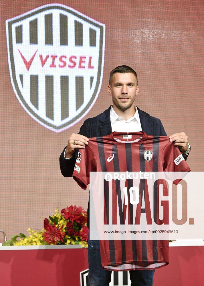 Soccer: Podolski targets ACL berth after being unveiled by Kobe German World Cup-winning striker Lukas Podolski holds his shirt at a press conference PK Pressekonferenz in the western Japan city of Kobe on July 6, 2017, after joining the J-League first-division side Vissel Kobe. Podolski was welcomed by some 1,000 fans at Kobe airport.