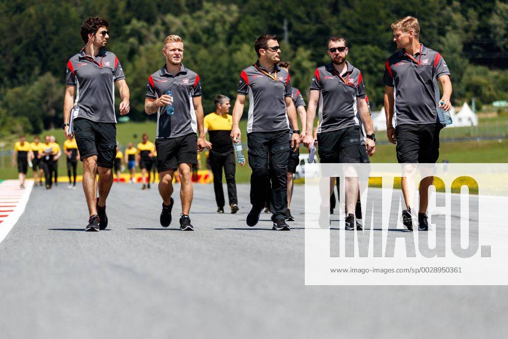 Kevin Magnussen (Haas F1 Team) besichtigt mit Teammitgliedern die Strecke, Grosser Preis von Oesterreich 2017, Rennen, Motorsport, Formel 1, 06.07.2017, Spielberg