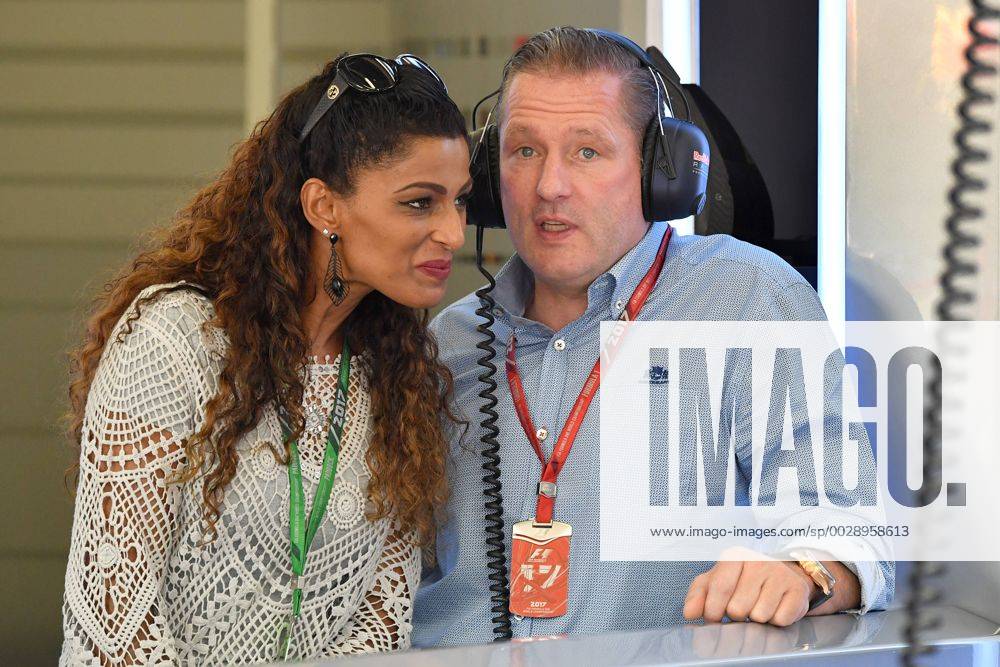 Jos VERSTAPPEN (ehemailger Formel 1 Fahrer,Vater von Max) mit seiner Freundin in der Red bull Box. Formel 1:GP von Oesterreich,1.Training. Red Bull Ring Zeltweg,Spielberg,Saison 2017,am 07.07.2017.