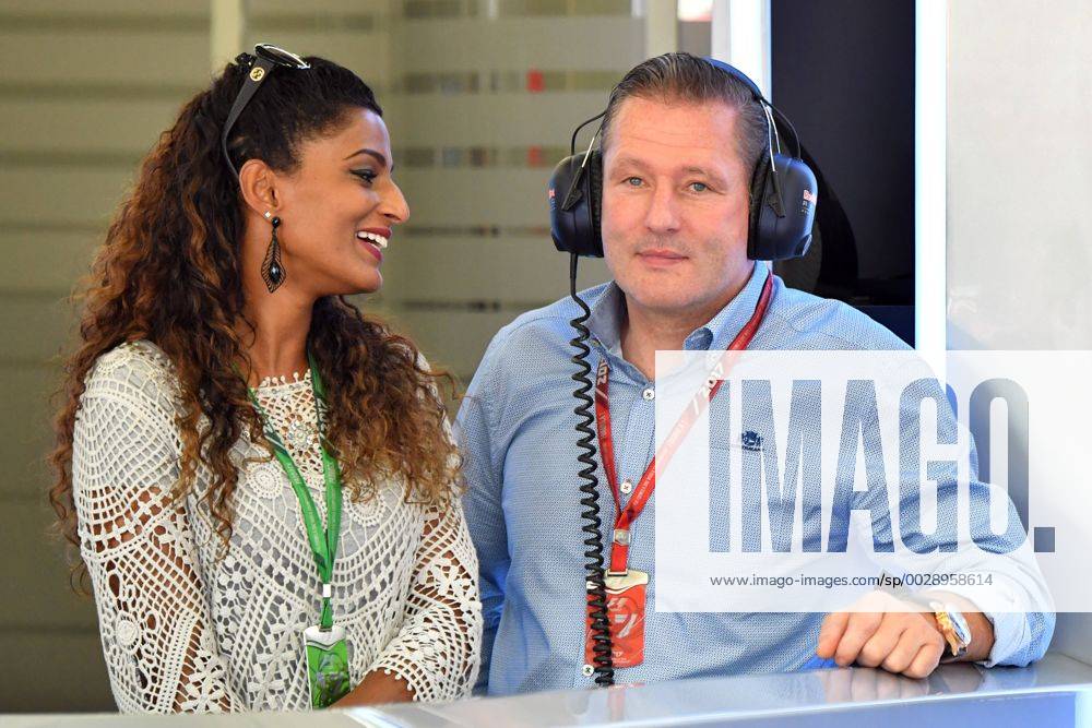 Jos VERSTAPPEN (ehemailger Formel 1 Fahrer,Vater von Max) mit seiner Freundin in der Red bull Box. Formel 1:GP von Oesterreich,1.Training. Red Bull Ring Zeltweg,Spielberg,Saison 2017,am 07.07.2017.