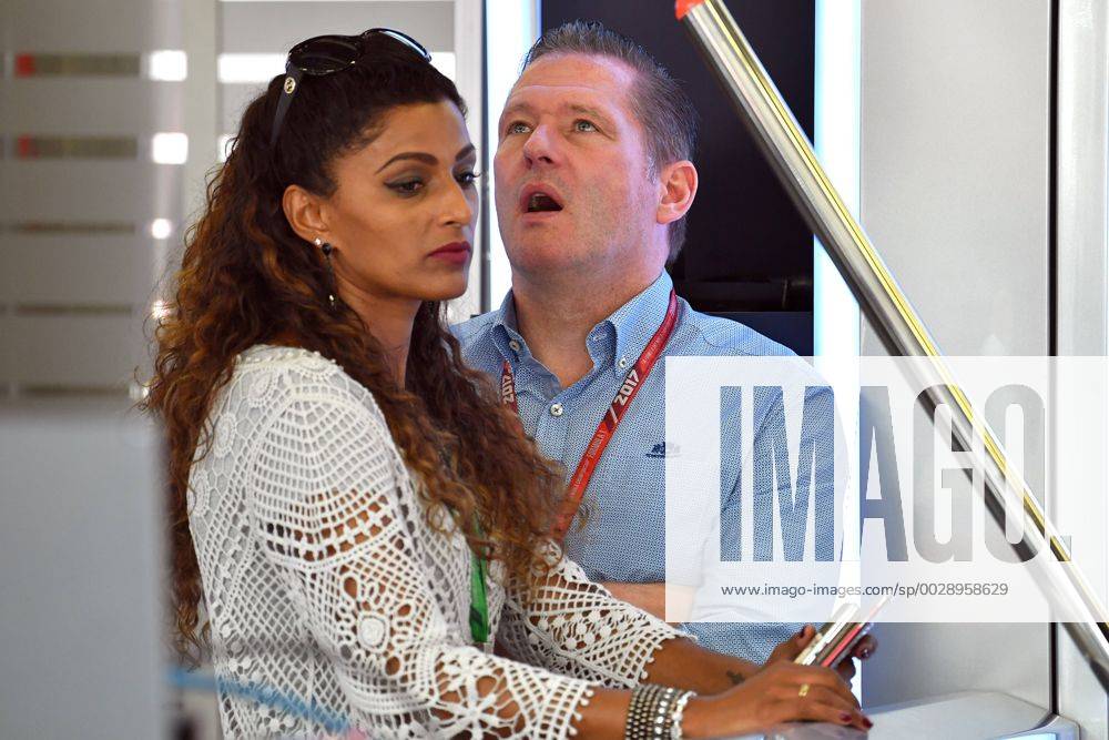 Jos VERSTAPPEN (ehemailger Formel 1 Fahrer,Vater von Max) mit seiner Freundin in der Red Bull Box. Formel 1:GP von Oesterreich,1.Training. Red Bull Ring Zeltweg,Spielberg,Saison 2017,am 07.07.2017.