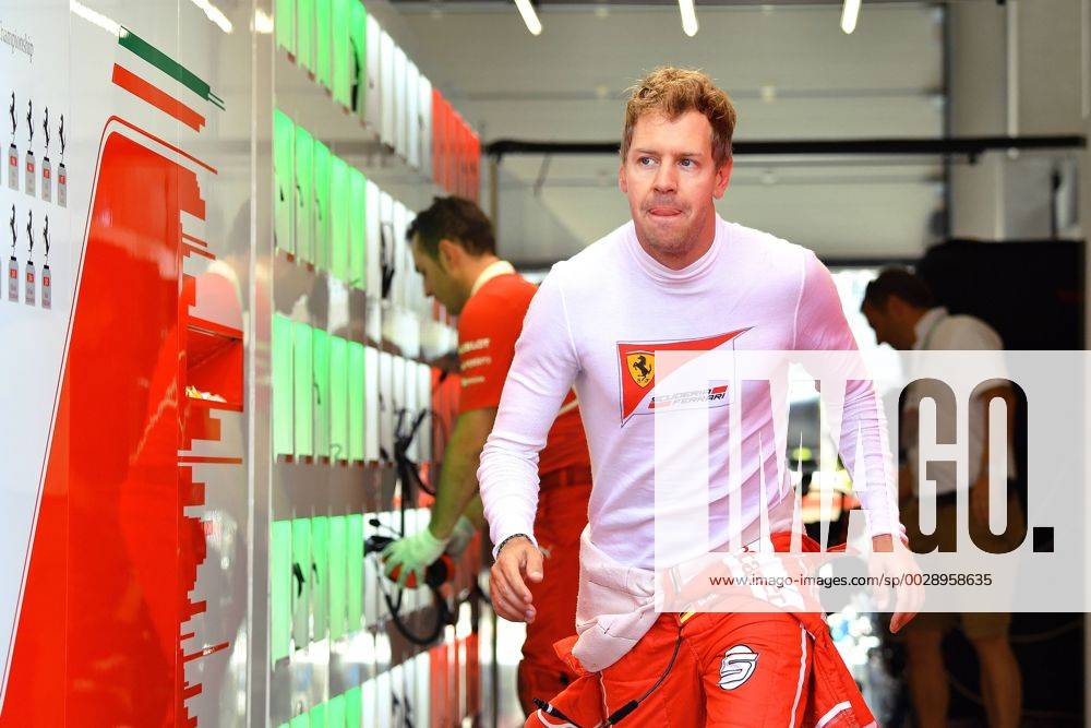 Sebastian VETTEL,GER (Scuderia Ferrari) nach dem Training rennt eilig aus der Box,Aktion,Einzelbild, angeschnittenes Einzelmotiv, Halbfigur,halbe Figur. Formel 1:GP von Oesterreich,1.Training. Red Bull Ring Zeltweg,Spielberg,Saison 2017,am 07.07.2017.