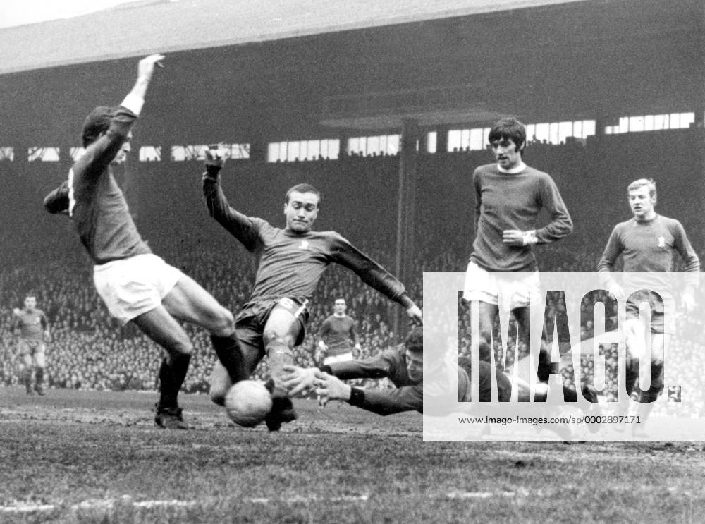 Torwart Peter Bonetti und Ron Harris (beide Chelsea, 2.v.li.) klären in höchster Not vor James Ryan, daneben George Best (beide Manchester United, 2.v.re.) - Fußball Herren English Football League First Division 1967 1968, One, 1. Englische Liga Gruppe Manchester Dynamik, Abwehr, Kampf, Fußball Herren English Football League First Division 1967 1968, One, 1. Englische Liga Gruppe Manchester Dynamik, Abwehr, Kampf,