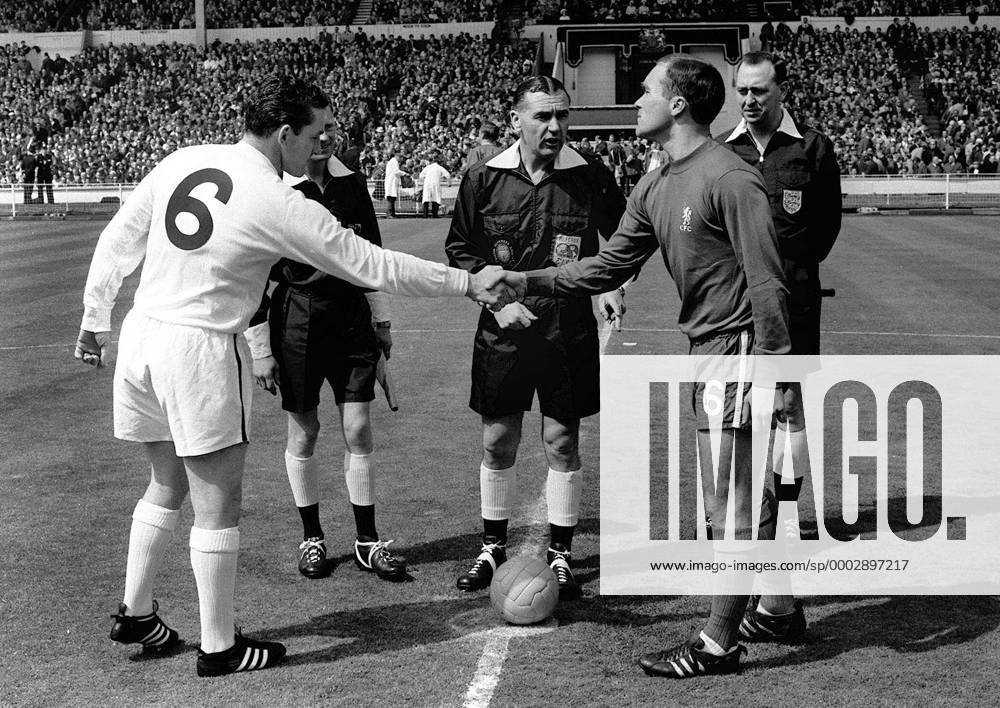 Dave MacKay (Tottenham Hotspur, li.) und Ron Harris (Chelsea) bei der Begrüßung, dahinter das Schiedsrichtergespann um FIFA Schiedsrichter Kenneth Dagnall (England, Mitte) - Fußball Herren FA Cup 1966 1967, Englischer Pokal, Pokalspiel, Finale, Endspiel, Pokalendspiel Gruppe Wembley, Wembleystadion London Harmonie, Fußball Herren FA Cup 1966 1967, Englischer Pokal, Pokalspiel, Finale, Endspiel, Pokalendspiel Gruppe Wembley, Wembleystadion London Harmonie,
