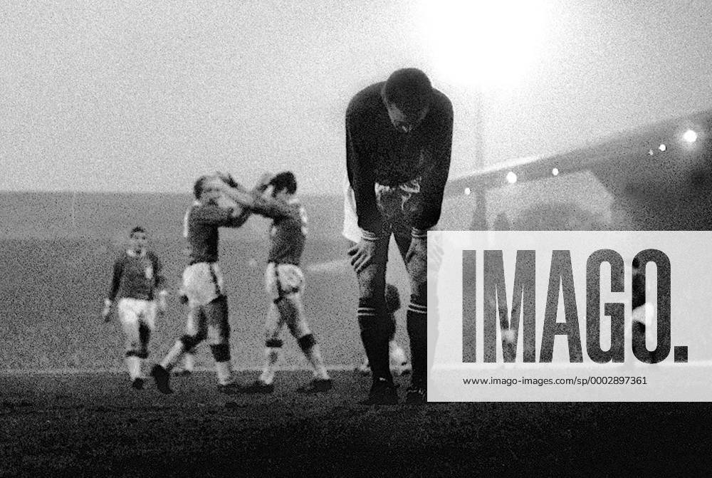 Ron Harris (Chelsea, vorn) enttäuscht - Fußball Herren Football League First Division 1963 1964 One, 1. Englische Liga Liverpool FC - Chelsea FC London 2:1 Gruppe Liverpool Enttäuschung, Fußball Herren Football League First Division 1963 1964 One, 1. Englische Liga Liverpool FC - Chelsea FC London 2:1 Gruppe Liverpool Enttäuschung,