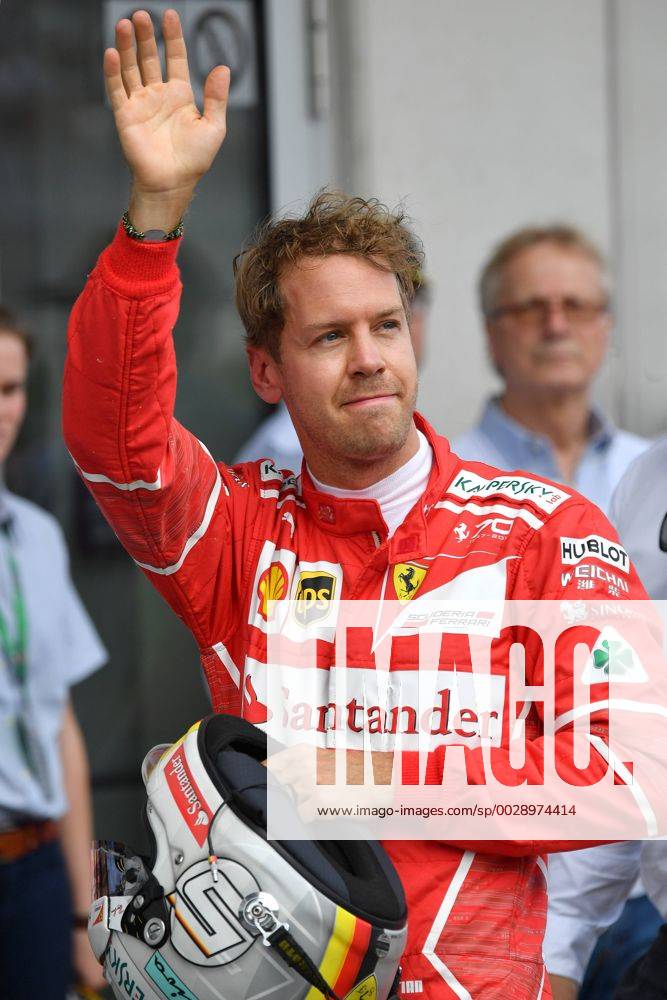 Sebastian VETTEL,GER (Scuderia Ferrari), winkt,winkend,winken,Aktion,Einzelbild,angeschnittenes Einzelmotiv,Halbfigur,halbe Figur,nach dem Qualifying. Qualifying,Formel 1:GP von Oesterreich, Red Bull Ring Zeltweg,Spielberg,Saison 2017,am 08.07.2017.
