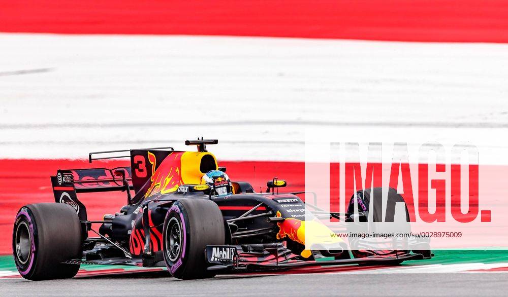 Red Bull Ring, Spielberg, AUT, FIA, Formel 1, Grosser Preis von Oesterreich, Qualifying, im Bild Daniel Ricciardo (AUS) Red Bull Racing Australian Formula One drive Daniel Ricciardo of Red Bull Racing during Qualifying for the Austrian FIA Formula One Grand Prix at the Red Bull Ring in Spielberg, Austria on 2017 07 08. Spielberg EX_ANG