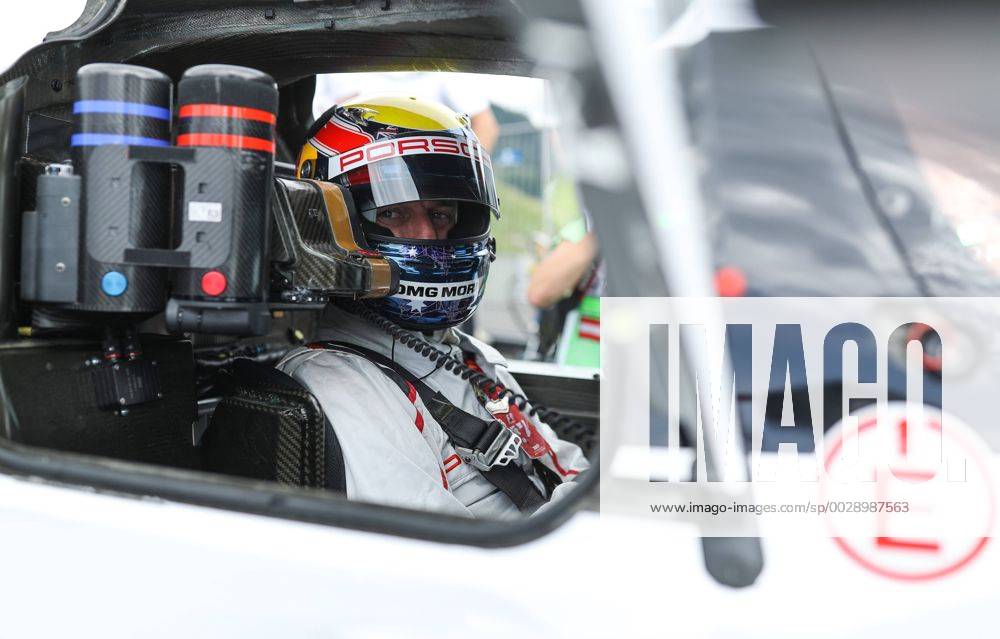 FORMULA 1 - GP of Austria 2017 SPIELBERG,AUSTRIA,09.JUL.17 - MOTORSPORTS, FORMULA 1 - Grand Prix of Austria, Red Bull Ring, legends parade. Image shows Mark Webber. GEPAxpictures xDanielxGoetzhaber