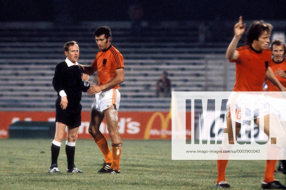 FIFA Schiedsrichter Adolf Prokop (DDR) im Gespräch mit Dick Nanninga (Niederlande, 2.v.li.) Fußball Länderspiel Herren EM 1980, Nationalmannschaft, Nationaltrikot, Gruppe A Gruppe Neapel Fußball Länderspiel Herren EM 1980, Nationalmannschaft, Nationaltrikot, Gruppe A Gruppe Neapel