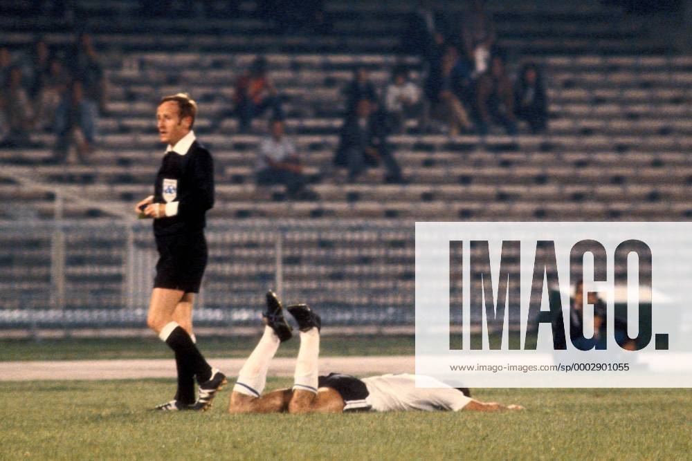 FIFA Schiedsrichter Adolf Prokop (DDR) neben dem am Boden liegenden Maik Galakos (Griechenland) Fußball Länderspiel Herren EM 1980, Nationalmannschaft, Nationaltrikot, Gruppe A Gruppe Neapel Fußball Länderspiel Herren EM 1980, Nationalmannschaft, Nationaltrikot, Gruppe A Gruppe Neapel