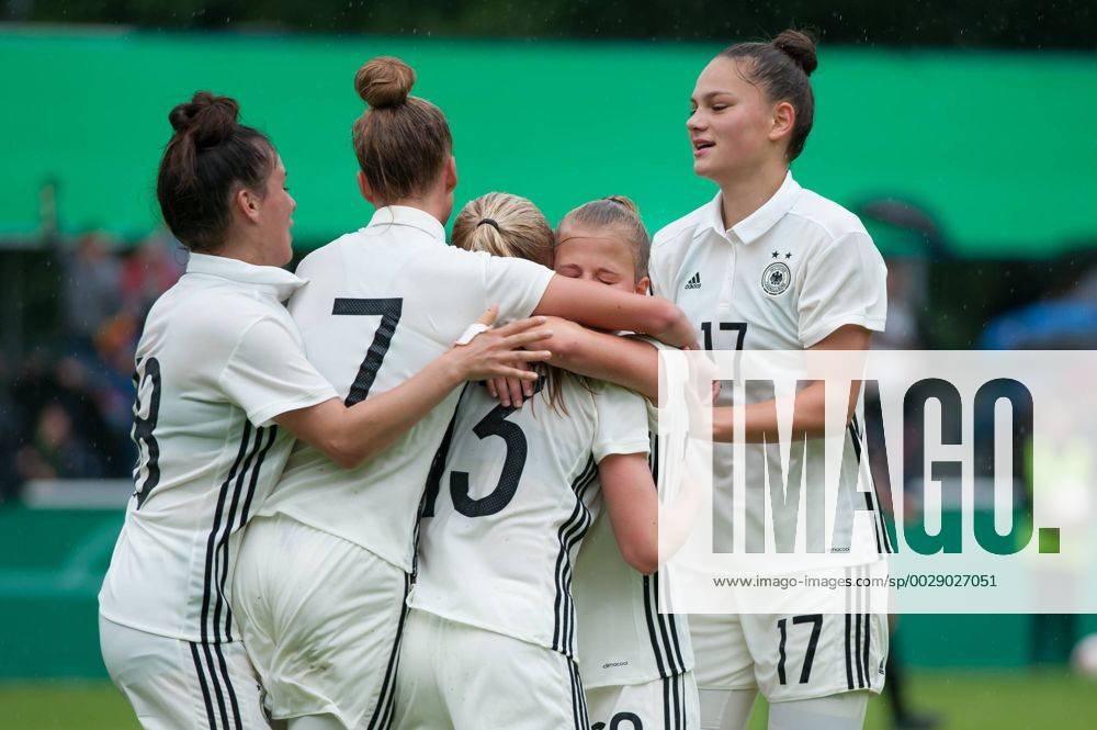 Die Spielerinnen von Deutschland mit Torjubel, Jubel, Freude über das Tor zum 1:0, Fußball, U 19-Frauen Länderspiel, Deutschland - USA,