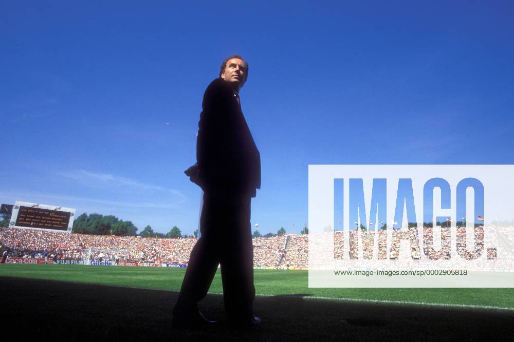 Teamchef Franz Beckenbauer (BR Deutschland) bei Kaiserwetter im ausverkauften Parkstadion von Gelsenkirchen Fußball Länderspiel Herren EM 1988, Nationalmannschaft BRD, Gruppe 1, Anzeigetafel, Anzeige, Tafel, Stadionanzeige, Vdia Totale Parkstadion Gelsenkirchen o0 Froschperspektive, unten Überlegenheit Fußball Länderspiel Herren EM 1988, Nationalmannschaft BRD, Gruppe 1, Anzeigetafel, Anzeige, Tafel, Stadionanzeige, Vdia Totale Parkstadion Gelsenkirchen o0 Froschperspektive, unten Überlegenheit