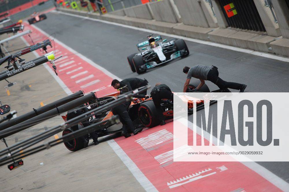 British Grand Prix, Silverstone 13 - 16 July 2017 15.07.2017 - Free Practice 3, Stoffel Vandoorne (BEL) McLaren MCL32 and Lewis Hamilton (GBR) Mercedes AMG F1 W08