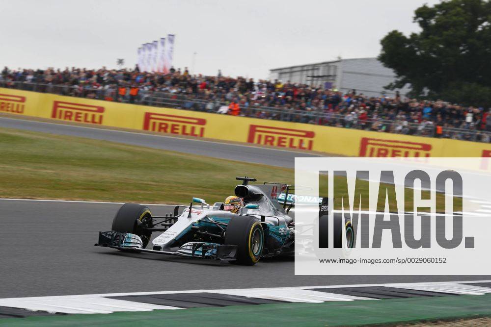 Motorsports: FIA Formula One World Championship WM Weltmeisterschaft 2017, Grand Prix of Great Britain, 44 Lewis Hamilton (GBR, Mercedes AMG Petronas F1 Team), Silverstone Great Britain ZWEIx
