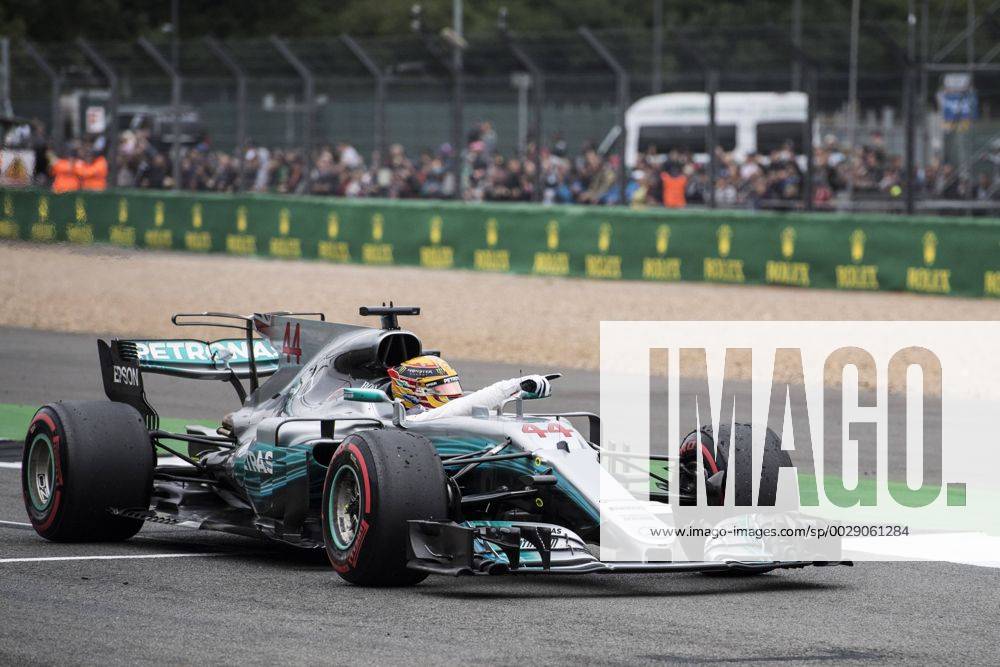 Motorsports: FIA Formula One World Championship WM Weltmeisterschaft 2017, Grand Prix of Great Britain, 44 Lewis Hamilton (GBR, Mercedes AMG Petronas F1 Team), Silverstone Great Britain ZWEIx