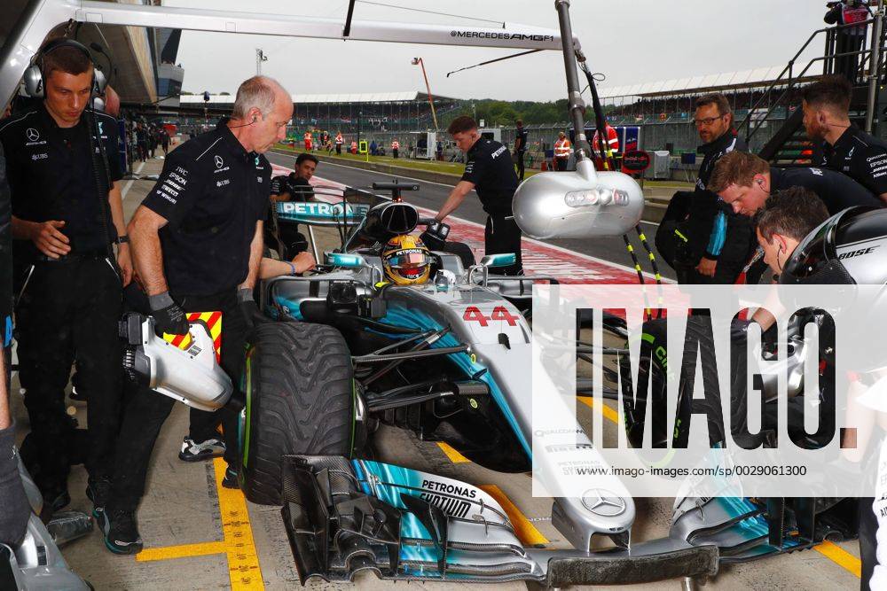 Motorsports: FIA Formula One World Championship WM Weltmeisterschaft 2017, Grand Prix of Great Britain, 44 Lewis Hamilton (GBR, Mercedes AMG Petronas F1 Team), Silverstone Great Britain ZWEIx
