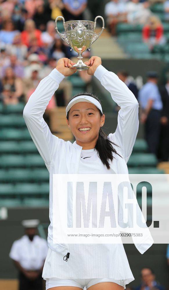 TENNIS - WTA Tennis Damen Wimbledon 2017 LONDON,ENGLAND,15.JUL.17 - TENNIS - WTA Tour, Wimbledon, Grand Slam, junior tournament. Image shows Claire Liu (USA). Keywords: trophy. GEPAxpictures Grieves