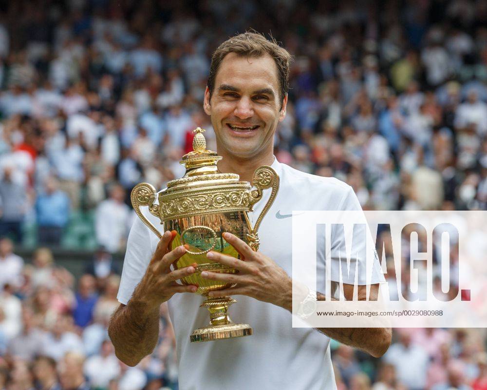 Wimbledon, Roger Federer gewinnt 19. Grand Slam-Turnier Sieger ROGER FEDERER (SUI) mit dem Pokal,Siegerehrung,Praesentation, Endspiel, Final Tennis - Wimbledon 2016 - Grand Slam ITF ATP Tennis Herren WTA Tennis Damen - AELTC - London - - Great Britain