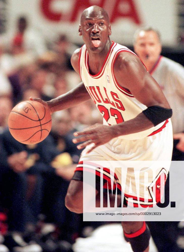 Michael Jordan (Chicago Bulls) am Ball - (CHI98051701) Basketball Herren NBA 1997 1998, Playoff, Playoffs, Play Off, Offs, Chicago Bulls Einzelbild Chicago Basketball Herren NBA 1997 1998, Playoff, Playoffs, Play Off, Offs, Chicago Bulls Einzelbild Chicago