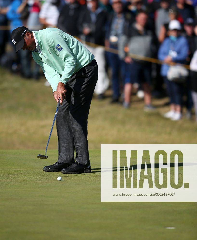20th July 2017, Royal Birkdale Golf Club, Southport, England; The 146th Open Golf Championship, First round; Matt Kuchar (USA) putts for birdie on the par three 14th hole Blunsdenx ActionPlus11904098