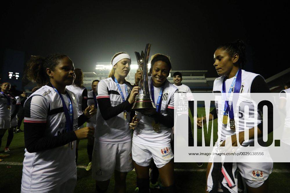 Corinthians x Santos BARUERI, SP - 20.07.2017: CORINTHIANS X SANTOS - Celebration of Santos players of the title of Brazilian Female Champion A-1 after the end of the match between Corinthians and Santos held at Arena Barueri, located in Barueri, SP. The match is valid for the second match of the final of the Brazilian Women& 39;s Chamshonship Series A-1. (Photo: Ricardo Moreira Fotoarena) x1360498x RicardoxMoreira