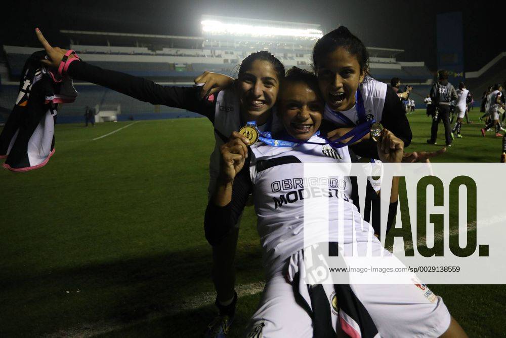 Corinthians x Santos BARUERI, SP - 20.07.2017: CORINTHIANS X SANTOS - Celebration of Santos players of the title of Brazilian Female Champion A-1 after the end of the match between Corinthians and Santos held at Arena Barueri, located in Barueri, SP. The match is valid for the second match of the final of the Brazilian Women& 39;s Chamshonship Series A-1. (Photo: Ricardo Moreira Fotoarena) x1360502x RicardoxMoreira
