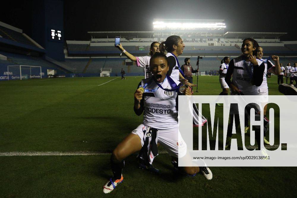 Corinthians x Santos BARUERI, SP - 20.07.2017: CORINTHIANS X SANTOS - Celebration of Santos players of the title of Brazilian Female Champion A-1 after the end of the match between Corinthians and Santos held at Arena Barueri, located in Barueri, SP. The match is valid for the second match of the final of the Brazilian Women& 39;s Chamshonship Series A-1. (Photo: Ricardo Moreira Fotoarena) x1360504x RicardoxMoreira