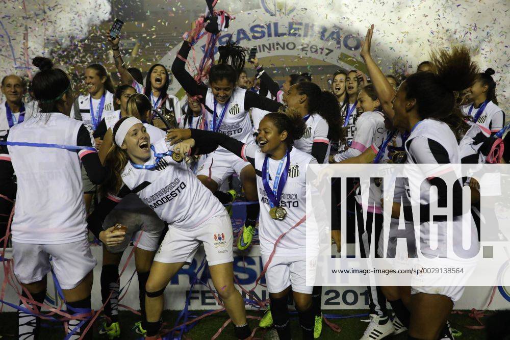Corinthians x Santos BARUERI, SP - 20.07.2017: CORINTHIANS X SANTOS - Celebration of Santos players of the title of Brazilian Female Champion A-1 after the end of the match between Corinthians and Santos held at Arena Barueri, located in Barueri, SP. The match is valid for the second match of the final of the Brazilian Women& 39;s Chamshonship Series A-1. (Photo: Ricardo Moreira Fotoarena) x1360508x RicardoxMoreira