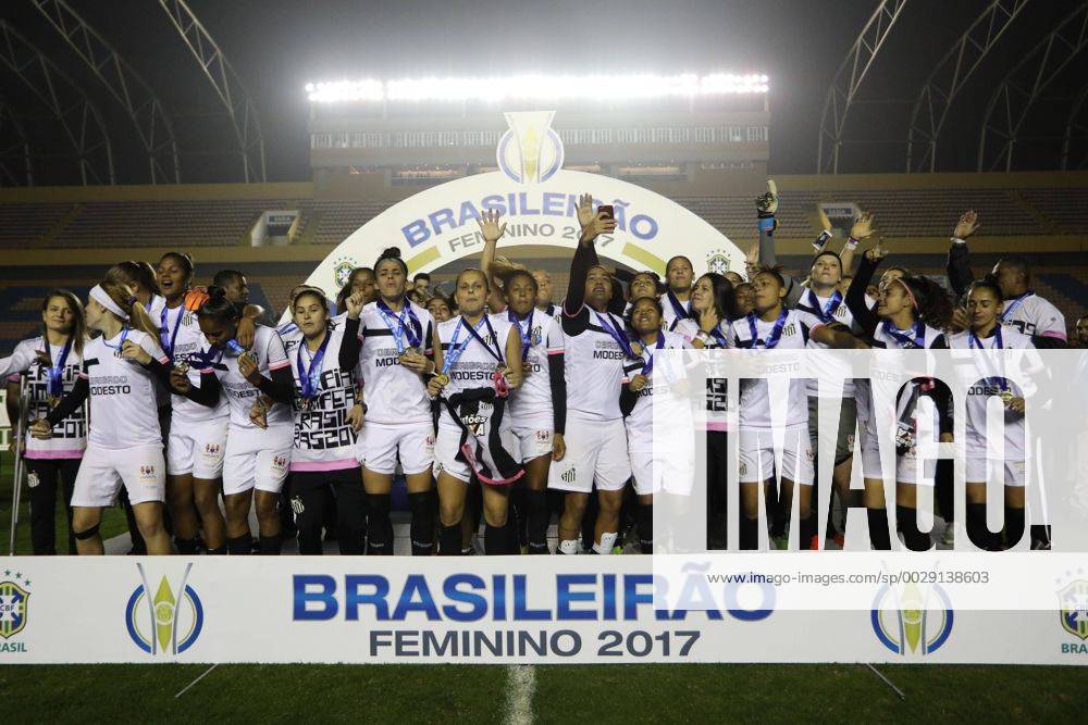 Corinthians x Santos BARUERI, SP - 20.07.2017: CORINTHIANS X SANTOS - Celebration of Santos players of the title of Brazilian Female Champion A-1 after the end of the match between Corinthians and Santos held at Arena Barueri, located in Barueri, SP. The match is valid for the second match of the final of the Brazilian Women& 39;s Chamshonship Series A-1. (Photo: Ricardo Moreira Fotoarena) x1360512x RicardoxMoreira
