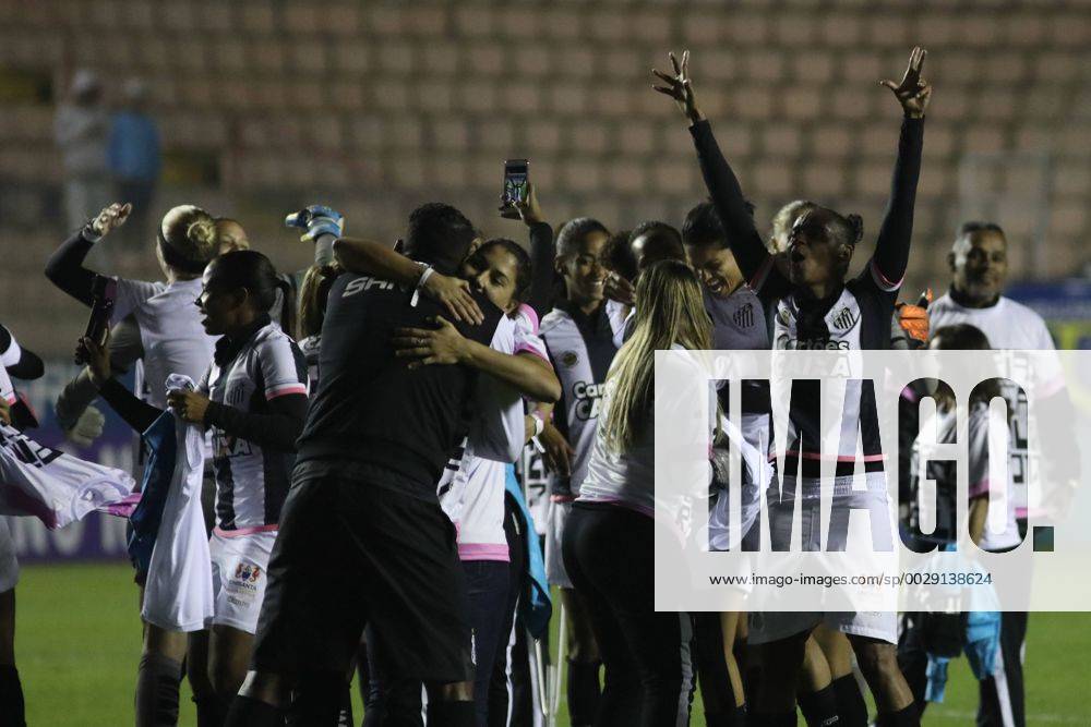 Corinthians x Santos BARUERI, SP - 20.07.2017: CORINTHIANS X SANTOS - Celebration of Santos players of the title of Brazilian Female Champion A-1 after the end of the match between Corinthians and Santos held at Arena Barueri, located in Barueri, SP. The match is valid for the second match of the final of the Brazilian Women& 39;s Chamshonship Series A-1. (Photo: Ricardo Moreira Fotoarena) x1360527x RicardoxMoreira