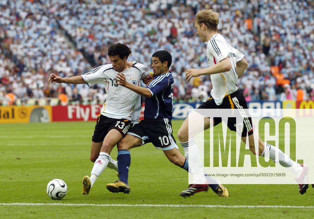 Michael Ballack (Deutschland, li.) gegen Juan Roman Riquelme (Argentinien) Fußball Länderspiel Herren WM 2006, Nationalteam, Nationalmannschaft, Nationaltrikot, Viertelfinale, Deutschland - Argentinien Gruppe Berlin Dynamik, Fußball Länderspiel Herren WM 2006, Nationalteam, Nationalmannschaft, Nationaltrikot, Viertelfinale, Deutschland - Argentinien Gruppe Berlin Dynamik,