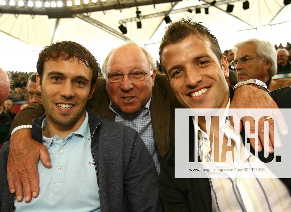 HSV Legende Uwe Seeler (Deutschland, Mitte), Rafael van der Vaart (re.) und Joris Mathijsen (beide Niederlande HSV) zu Gast bei den Masters Series 2007 am Hamburger Rothenbaum Tennis Herren Masters Series Hamburg 2007, ATP Tour, Hamburger SV, Fußball Gruppe Am Hamburger Rothenbaum Hamburg Tennis Herren Masters Series Hamburg 2007, ATP Tour, Hamburger SV, Fußball Gruppe Am Hamburger Rothenbaum Hamburg