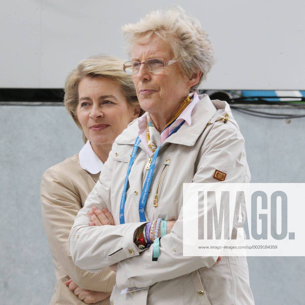 Bundesverteidigungsministerin Ursula van der Leyen fiebert mit Pferdebesitzerin Madeleine Winter-Schulze und Gewinnerin, 1. Platz Isabell Werth (GER) mit Ihrem Pferd Weihegold Old , Deutsche Bank Preis, Großer Dressurpreis von Aachen, Grand Prix Kuer CDIO5, World Equestrian Festival, Weltfest des Pferdesports, CHIO Aachen 2017, 14-23.7.2017, 23.07.2017 Aachen