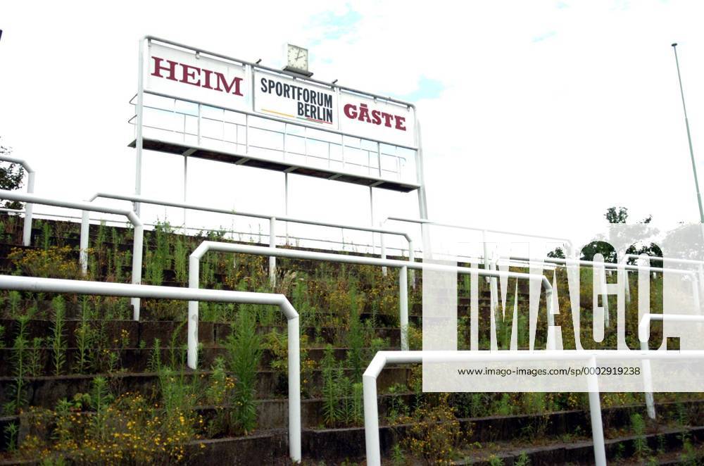 Im Sportforum Hohenschönhausen, Heimstätte des BFC Dynamo, wuchert während der Sommerpause das Unkraut zwischen den maroden Rängen Fußball Herren NOFV Oberliga Nord 2006 2007, Nordost, Berliner FC Dynamo, Vdig Totale Sportforum Hohenschönhausen Berlin, leer, leeres, marode Leere Fußball Herren NOFV Oberliga Nord 2006 2007, Nordost, Berliner FC Dynamo, Vdig Totale Sportforum Hohenschönhausen Berlin, leer, leeres, marode Leere