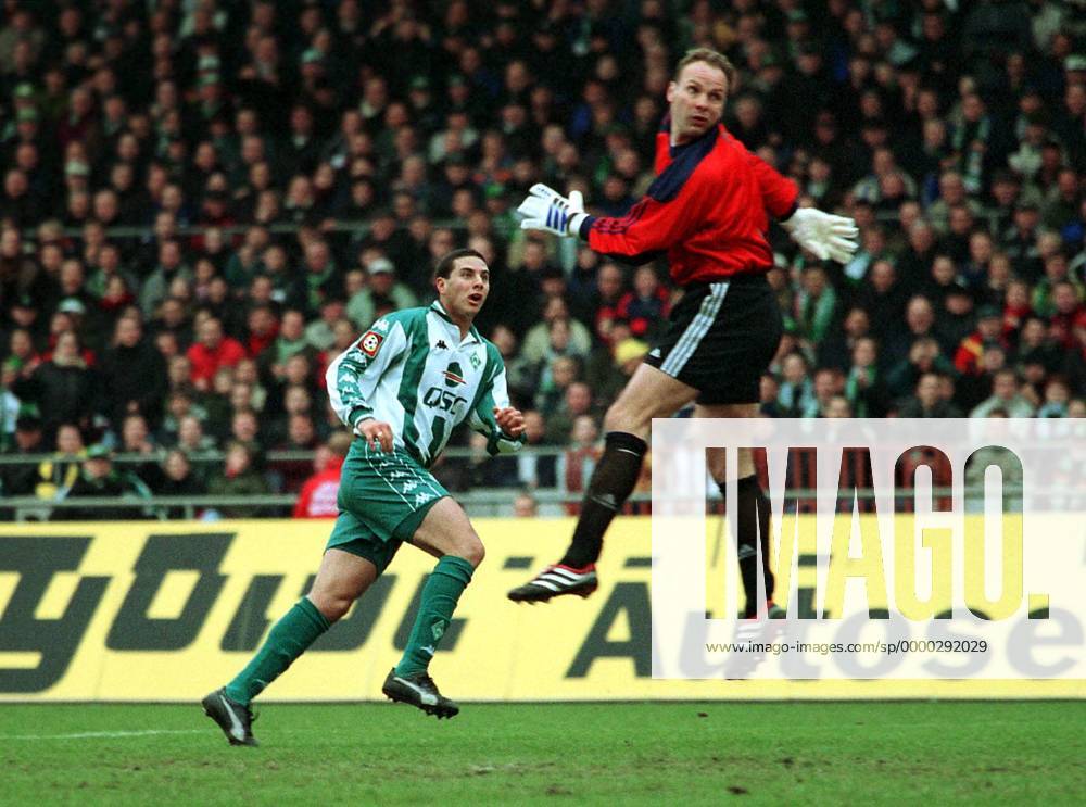 Claudio Pizarro (Werder, li.) überwindet Torhüter Oliver Reck (Schalke) Fußball 1. BL Herren Saison 2000 2001: SV Werder Bremen - FC Schalke 04 2:1, Vneg Gruppe Weserstadion Bremen Dynamik,