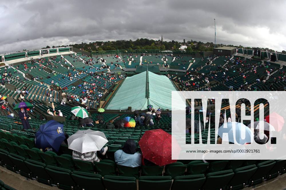 Regenpause in Wimbledon - Der Center Court wird im Gegensatz zu den Zuschauern mit Hilfe einer Plane vor dem Regen geschützt Tennis Herren All England Championships 2007, Grand Slam, ATP Tour, Tennisfans, Zuschauer, Publikum, wolkig, Vdig, Totale Wimbledon Centercourt, Regenplane, Regenschirm London Regenschirme, Dunkle Wolken, bewölkt, Tennis Herren All England Championships 2007, Grand Slam, ATP Tour, Tennisfans, Zuschauer, Publikum, wolkig, Vdig, Totale Wimbledon Centercourt, Regenplane, Regenschirm London Regenschirme, Dunkle Wolken, bewölkt,
