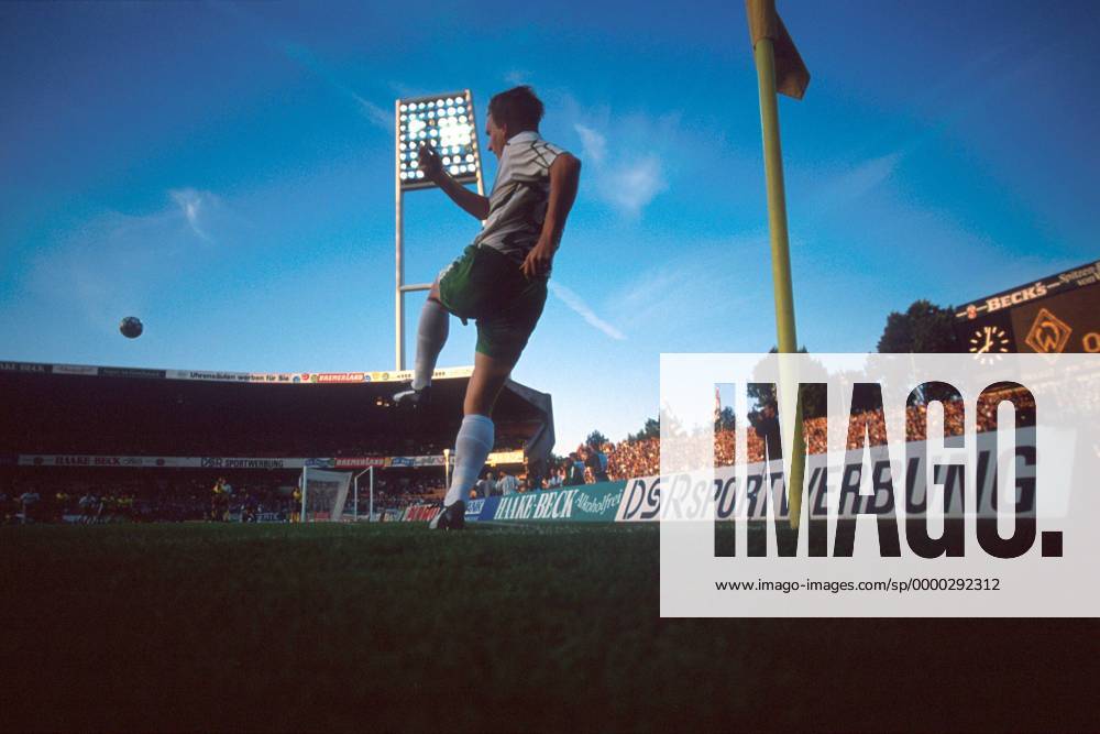 Andreas Herzog (Werder) beim Eckball Fußball 1. BL Herren Saison 1993 1994, SV Werder Bremen Totale Weserstadion Bremen Dynamik