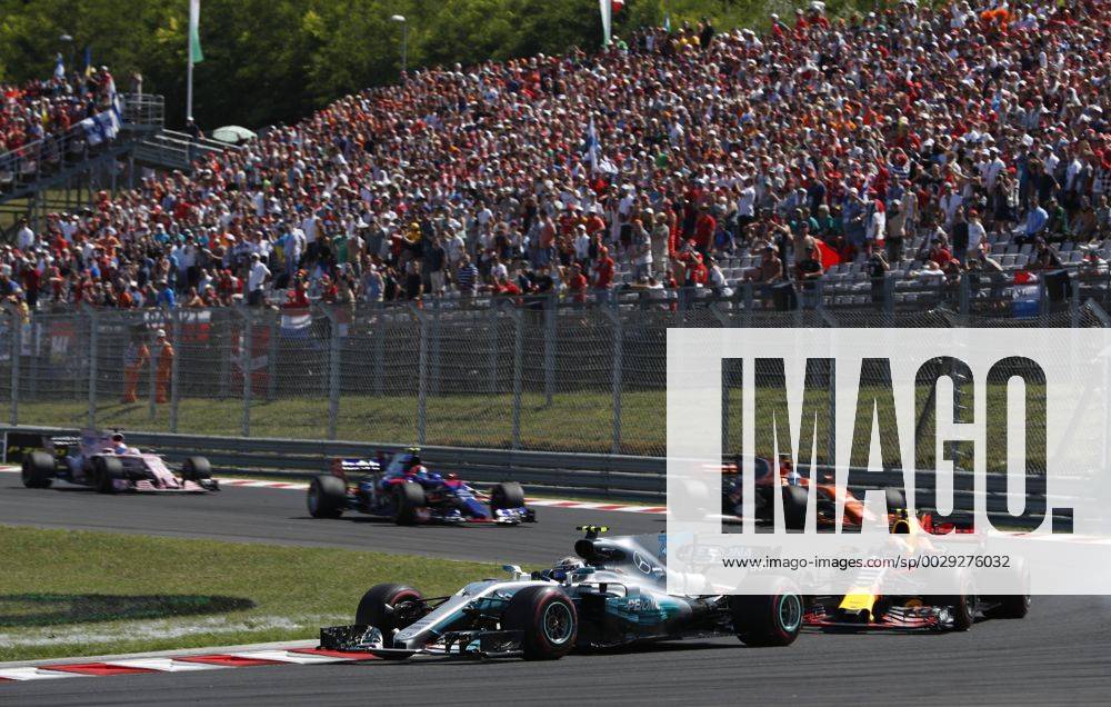 Motorsports: FIA Formula One World Championship WM Weltmeisterschaft 2017, Grand Prix of Hungary, 77 Valtteri Bottas (FIN, Mercedes AMG Petronas F1 Team), 33 Max Verstappen (NLD, Red Bull Racing), Budapest Hungary ZWEIx