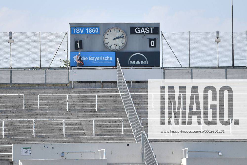 Fußball, Stadiongeschichte TSV 1860 München Anzeigetafel,mit dem Spielstand nach dem Tor zum 1-0, allgemeine Spielszene vor leeren Raengen,Geisterspiel,leeres Stadion. Fussball Regionalliga Bayern: TSV 1860 Muenchen-1.FC Nuernberg II 5-3, 04.Spieltag,Spieltag4,Saison 2017 18 am 01.08.2017,Stadion an der Gruenwalder Strasse.