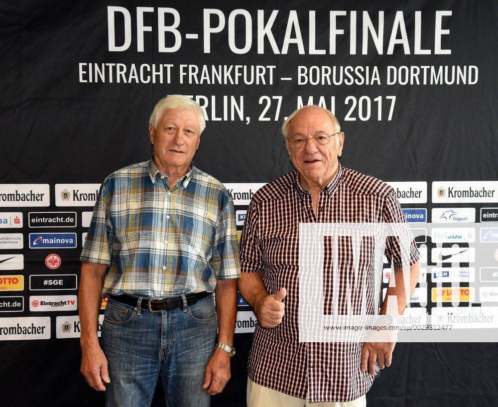 Frankfurt am Main, Commerzbanarena 1. Bundesliga Fussball Saison 2017 2018 Eintracht Frankfurt Sportgeschichte Frankfurter Fußballgeschichte mit Friedel Lutz ( 1959 Deutscher Meister , 1960 den Europapokalsieger ) und Dr. Peter Kunter (fliegender Zahnarzt 1974 und 1975 Pokalsiegsieger) Bild zeigt: Friedel Lutz und Dr. Peter Kunter