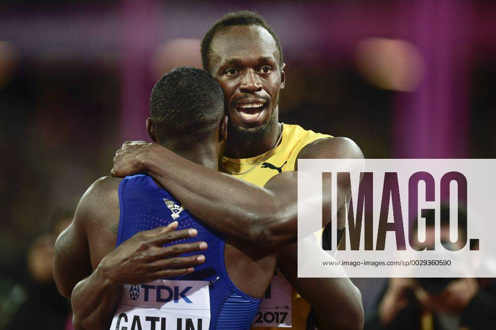 Jamaicas Usain Bolt som slutade pa tredje plats kramar om vinnaren USA:s Justin Gatlin efter finalen pa 100 meter under dag tva av friidrotts-VM den 5 augusti 2017 i London.