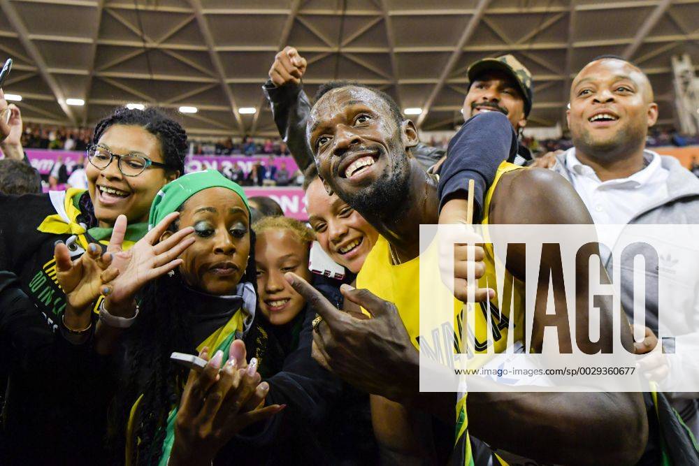 Jamaicas Usain Bolt som slutade pa tredje plats jublar och tar selfies med publiken efter finalen pa 100 meter under dag tva av friidrotts-VM den 5 augusti 2017 i London.
