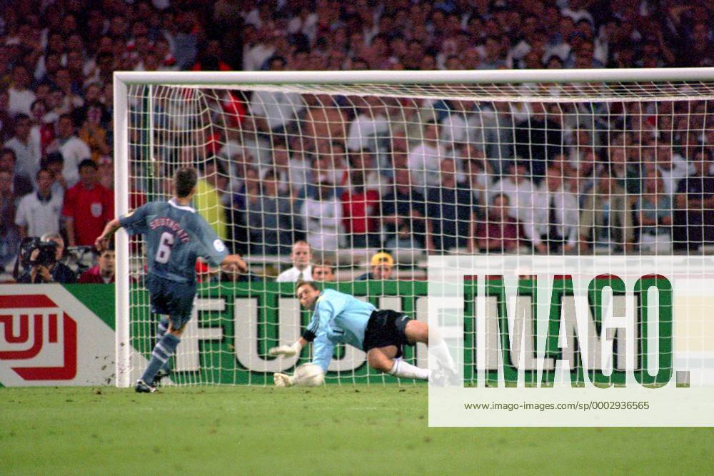 Torwart Andreas Köpke (Deutschland) hält im Elfmeterschießen gegen Gareth Southgate (England) - es bleibt beim 5:5 Fußball Länderspiel Herren EM 1996, Nationalmannschaft, Nationaltrikot, Halbfinale, Deutschland - England 7:6 n.E., 6:5 i.E. Totale London Abwehr, Dynamik, Fußball Länderspiel Herren EM 1996, Nationalmannschaft, Nationaltrikot, Halbfinale, Deutschland - England 7:6 n.E., 6:5 i.E. Totale London Abwehr, Dynamik,