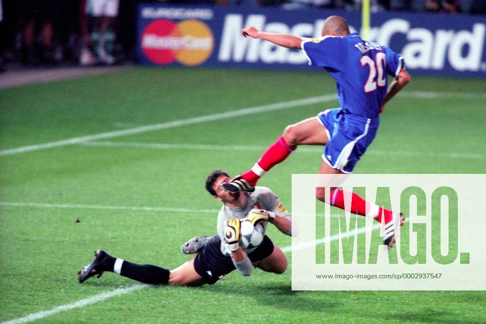 Fußball, EM Finale 2000 in Rotterdam, Frankreich - Italien 2-1 n.V. David Trezeguet (Frankreich) zieht gegen Torwart Francesco Toldo (Italien) voll durch, obwohl dieser den Ball sicher hat Fußball Länderspiel Herren EM 2000, Nationalmannschaft, Nationaltrikot, Finale, Endspiel, Frankreich - Italien 2:1 n.V. Gruppe Rotterdam Abwehr, Dynamik, Kampf, Fußball Länderspiel Herren EM 2000, Nationalmannschaft, Nationaltrikot, Finale, Endspiel, Frankreich - Italien 2:1 n.V. Gruppe Rotterdam Abwehr, Dynamik, Kampf,