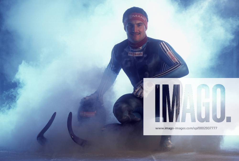 Georg Hackl (Deutschland) mit Rennanzug, Helm und Rennschlitten im Nebel Rennrodeln Herren Fotostudio 2000, Studioaufnahme Fotoshooting Rodeln Rennschlitten Rennschlittensport Vdia Einzelbild Aufnahmedatum geschätzt Rennrodeln Herren Fotostudio 2000, Studioaufnahme Fotoshooting Rodeln Rennschlitten Rennschlittensport Vdia Einzelbild Aufnahmedatum geschätzt