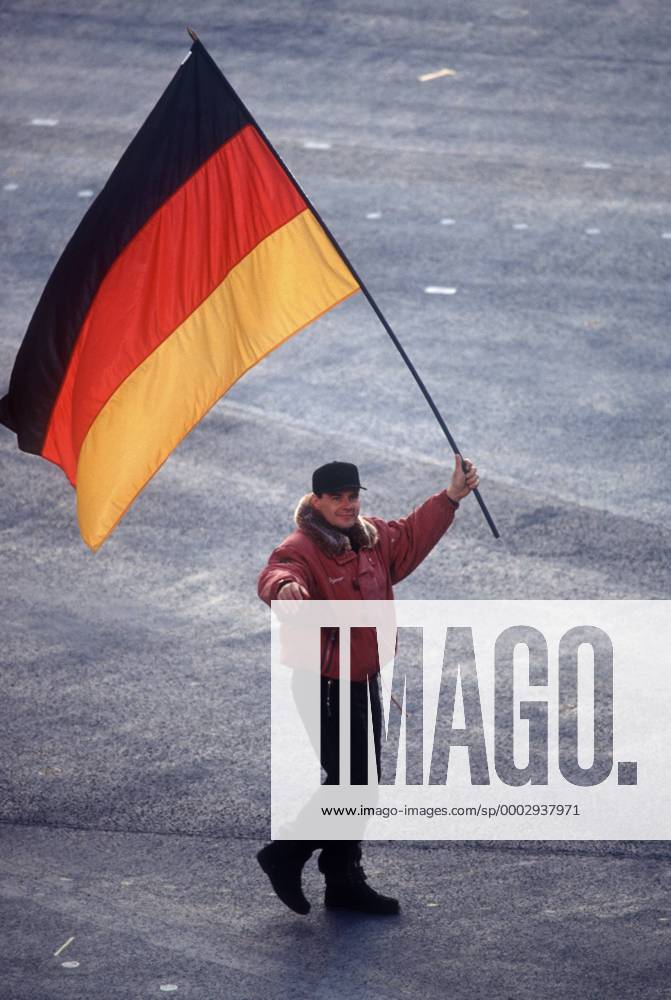Wolfgang Hoppe (Deutschland) - Einmarsch als Fahnenträger zur Eröffnungsfeier der Olympischen Winterspiele 1992 in Albertville Bobsport OS Winter Herren Olympische Spiele Albertville 1992, Winterspiele, Bob Vierer Viererbob 4er 4 er, 2er 2 er Vdia Einzelbild Albertville Bobsport OS Winter Herren Olympische Spiele Albertville 1992, Winterspiele, Bob Vierer Viererbob 4er 4 er, 2er 2 er Vdia Einzelbild Albertville
