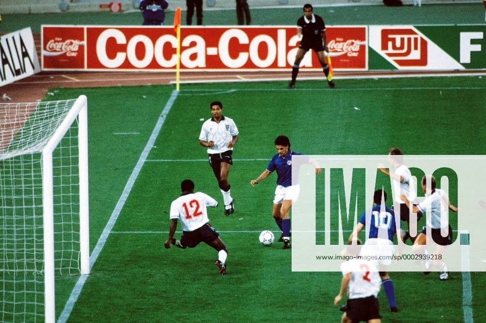 Roberto Baggio (Italien, 3.v.li.) verlädt Paul Parker (li.) und trifft zum 1:0, dahinter Des Walker (beide England, 2.v.li.) (200403241741046) Fußball Länderspiel Herren WM 1990, Nationalmannschaft, Nationaltrikot, Spiel um Platz 3, Italien - England 2:1 Totale Bari Dynamik, Fußball Länderspiel Herren WM 1990, Nationalmannschaft, Nationaltrikot, Spiel um Platz 3, Italien - England 2:1 Totale Bari Dynamik,